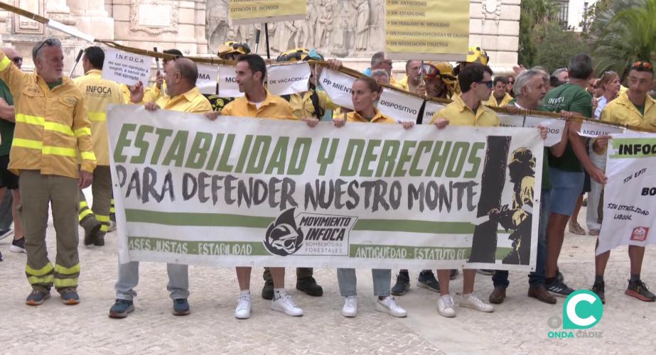 Pancarta durante la concentración de este miércoles en la capital gaditana