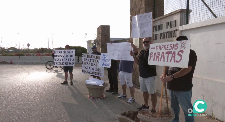 Un momento de la concentración a la entrada de la instalación militar