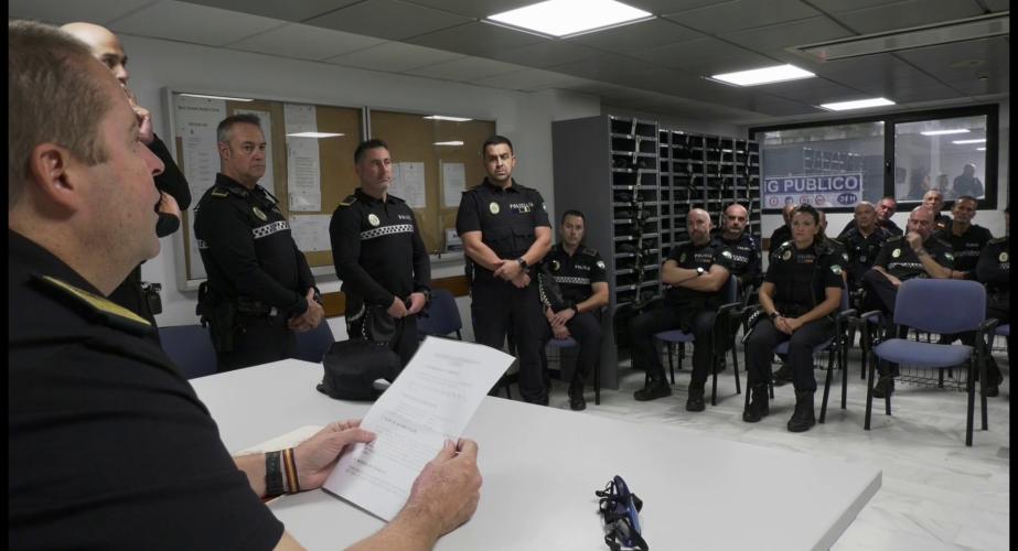 Agentes dentro de las dependencias de la Policía Local de Cádiz en una imagen de archivo