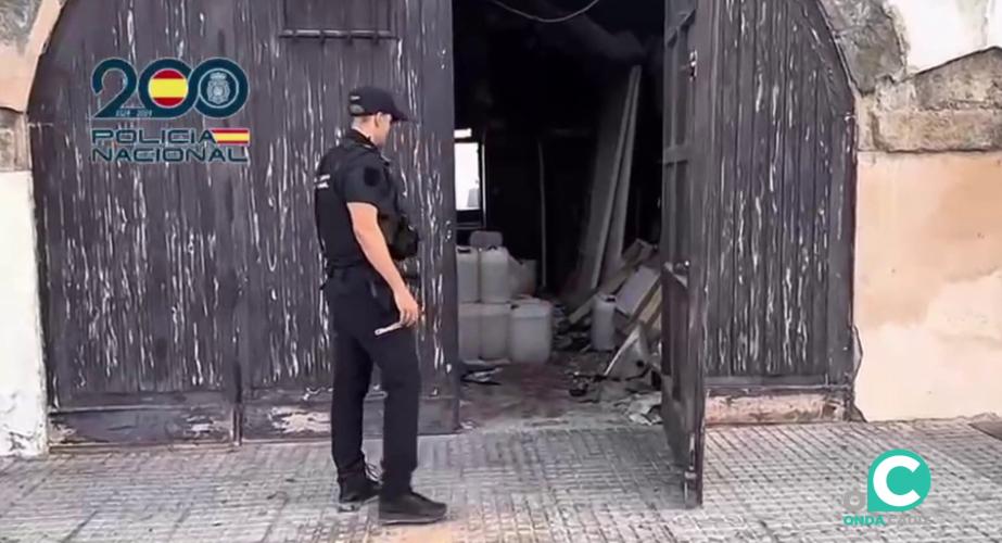 Un agente observa las garrafas destinados al narcotráfico en la Punta de San Felipe halladas días atrás