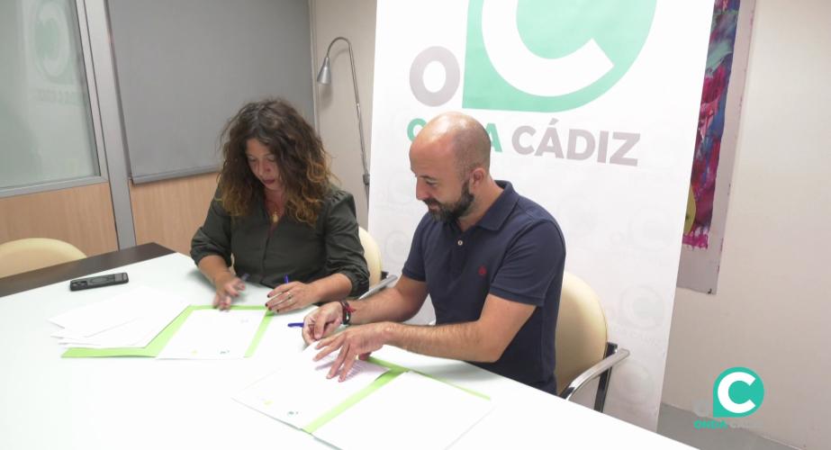 Momento de la firma entre ambas partes que rubrica el acuerdo