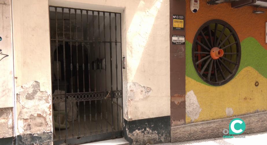 Entrada del inmueble en el centro de la capital gaditana