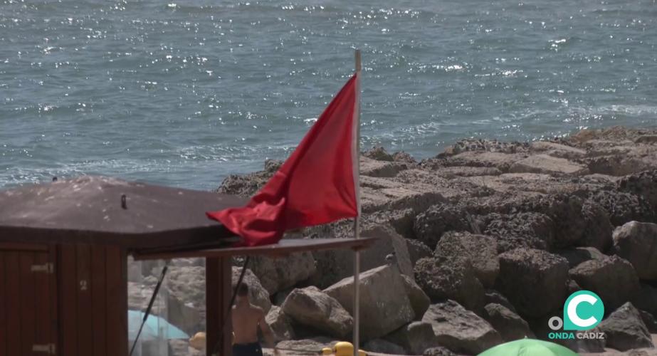 Señalización de prohibido el baño en Santa María del Mar