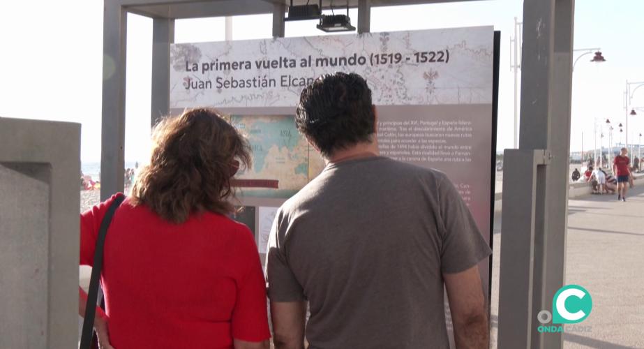 Dos personas ante uno de los paneles el pasado jueves