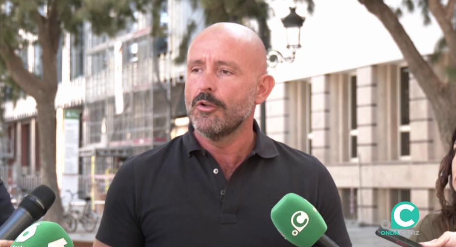 Jaime de los Santos atiende a los medios en la capital gaditana