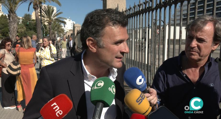 El alcalde de Cádiz, Bruno García, atendiendo a los medios de comunicación. 