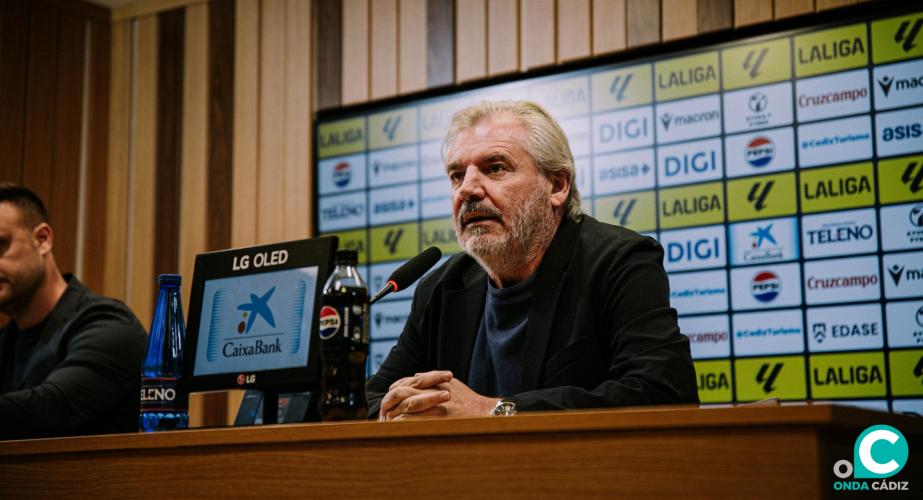 Manuel Vizcaíno durante la comparecencia de prensa (Foto: Cádiz CF)