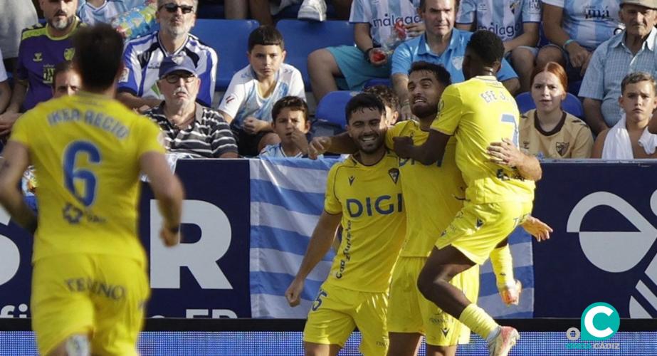 Los jugadores cadistas celebran el tanto en La Rosaleda (Foto: La Liga)