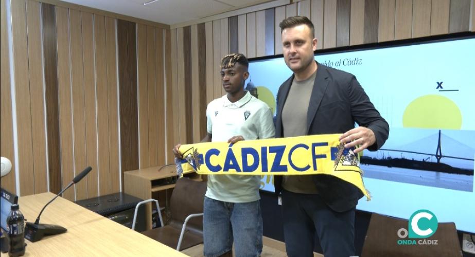 Efe Aghama posa junto al Director Deportivo del Cádiz CF, Juan Cala