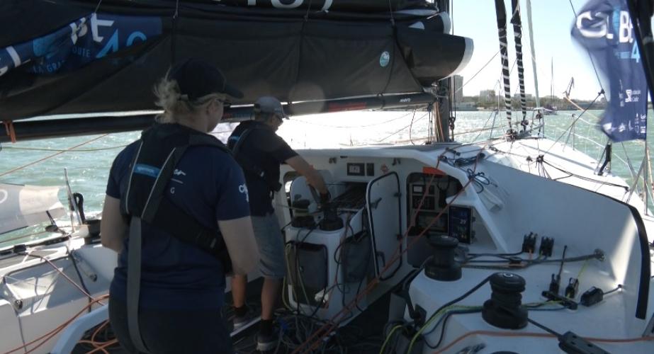 Las embarcaciones de la Globe 40 han celebrado la regata de patrocinadores en aguas de la Bahía.