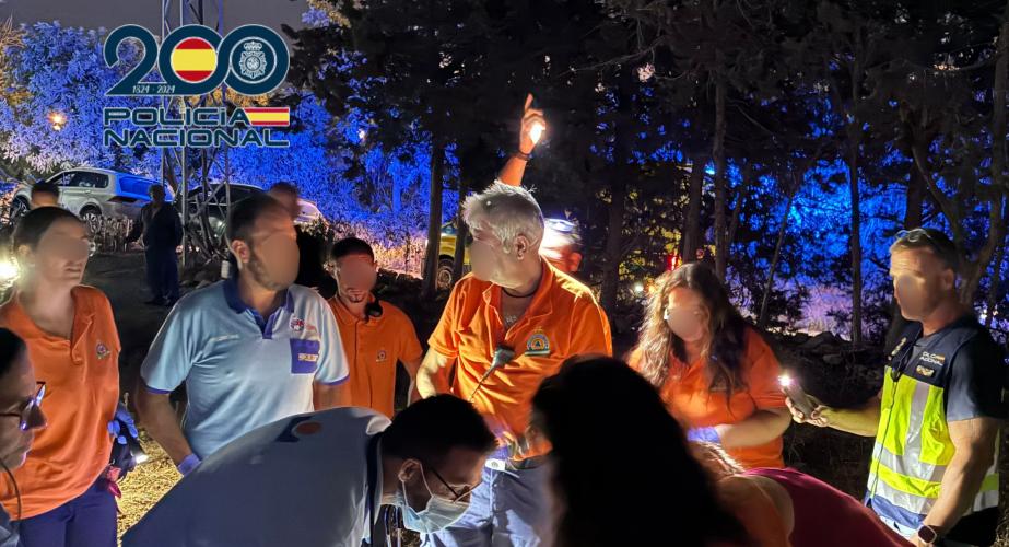 Primeros auxilios a la persona tras su hallazgo en la localidad gaditana