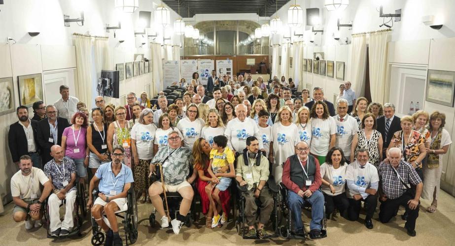 Representantes y usuarios de Adacca celebran el 25 aniversario de la asociación en el Parlamento andaluz.