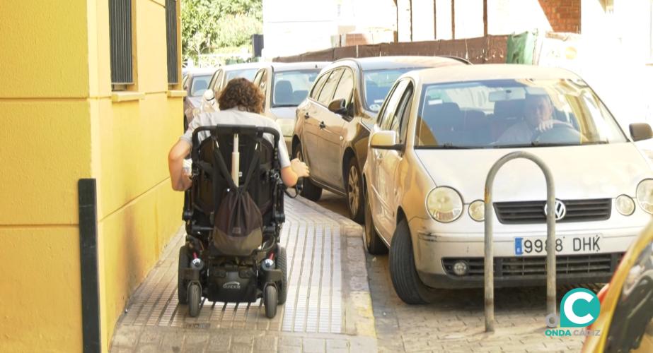 Una persona con movilidad reducida circulando por una acera.