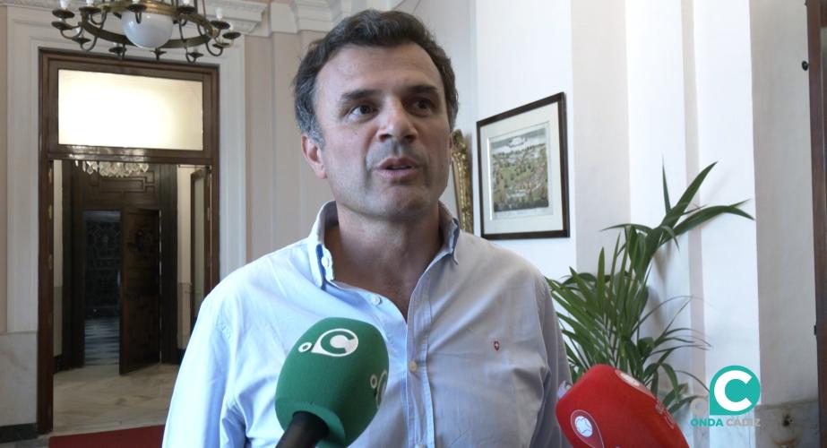 Bruno García, atendiendo a los medios de comunicación
