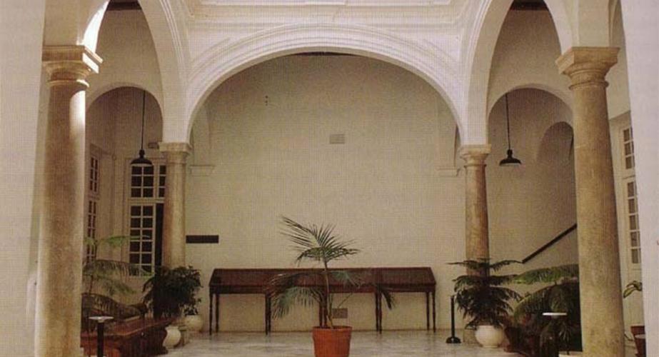 Patio de la institución donde se impartirán las conferencias