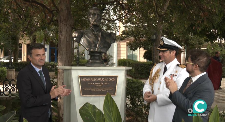 El alcalde de Cádiz, Bruno García, y el embajador de Chile, Javier Velasco Villegas, inauguran el busto del Capitán de Fragata chileno Arturo Prat Chacón.