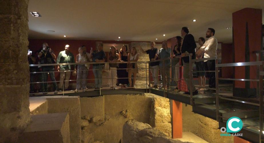 El alcalde de Cádiz, Bruno García, junto a concejales del equipo de gobierno, visitan uno de los espacios de la Casa del Obispo, reabierto este sábado. 