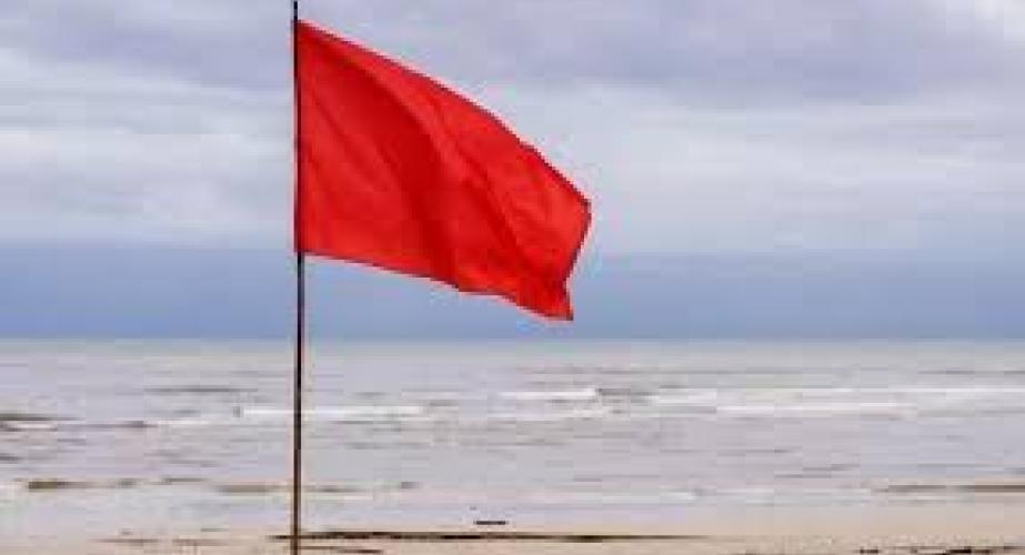 El Ayuntamiento iza la bandera roja en las playas de la ciudad.