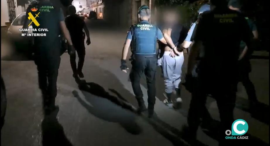 Guardias civiles con uno de los detenidos.