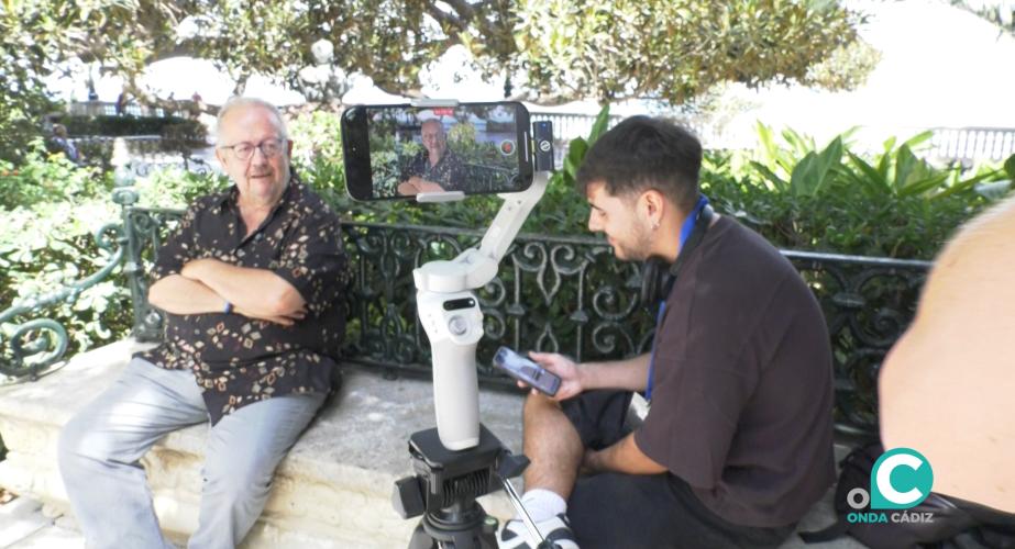 Uno de los grupos inscritos en el concurso grabando una entrevista con el escritor Juan José Téllez.