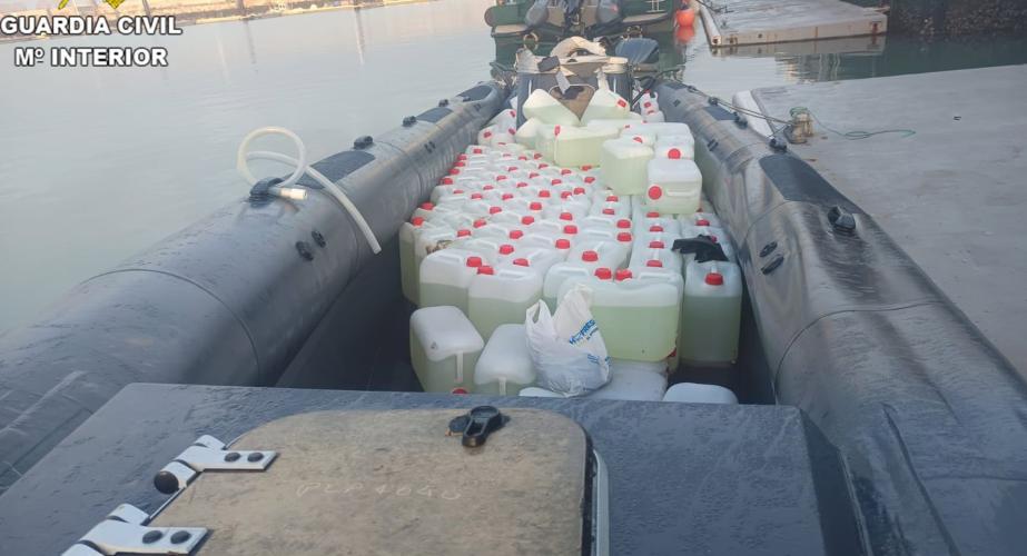 Petacas de gasolina incautadas por la Guardia Civil de Cádiz en la desembocadura del río Guadalquivir.