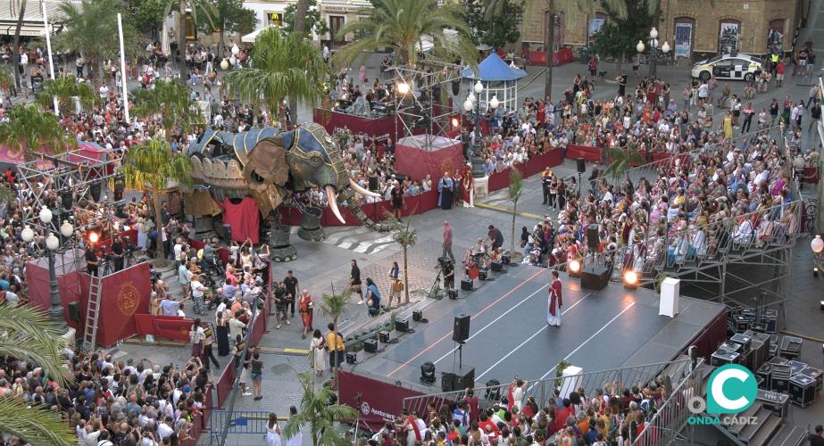 El elefante articulado fue uno de los atractivos del desfile a su llegada al espectáculo inaugural "Gades, Cádiz Romana 2025".
