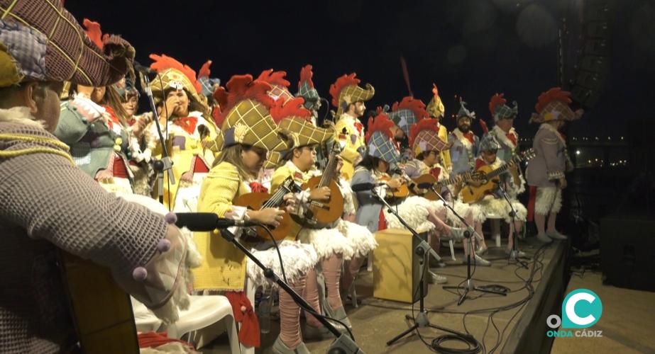 El coro ‘El Gallinero’ sobre el escenario de la Race Village. 