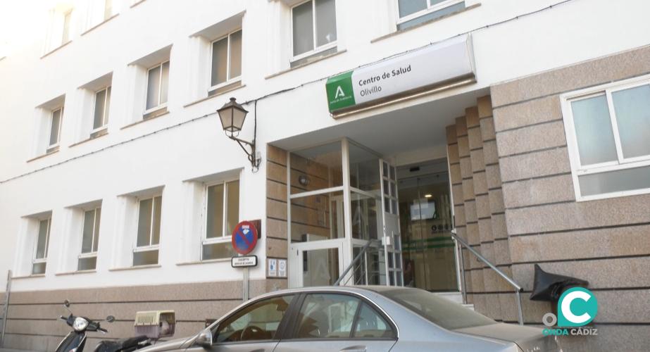 Fachada del acceso del centro de salud Olivillo de Cádiz. 