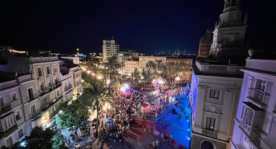 Imagen del espectáculo inaugural "Gades, Cádiz Romana 2025" desde la Plaza San Juan de Dios.