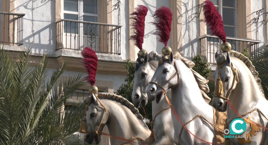 Cuadriga ante el monumento de Moret en San Juan de Dios. 