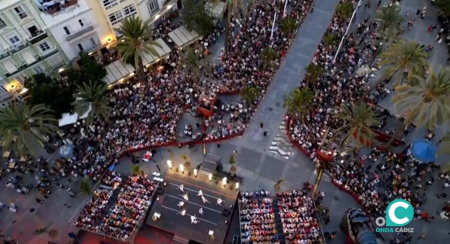 Imagen del espectáculo inaugural "Gades, Cádiz Romana 2025" desde la Plaza San Juan de Dios.