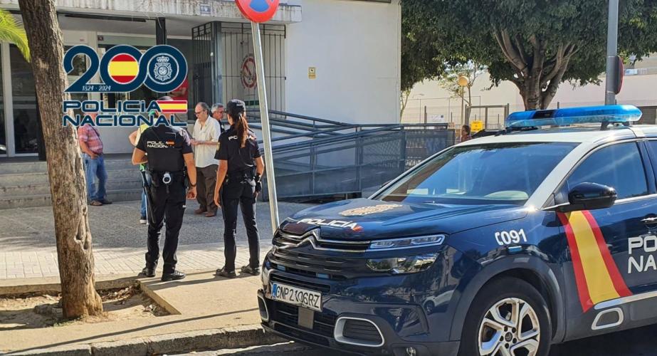 Efectivos de la Policía Nacional junto a su vehículo en Jerez en una imagen de archivo