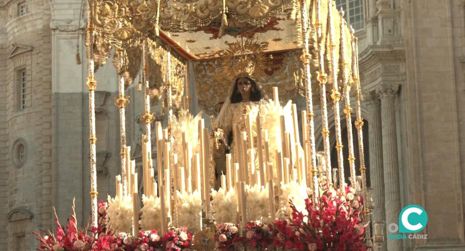 Procesión de la Virgen de la Merced por las calles de Cádiz. 