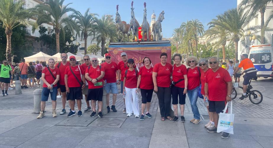 Un grupo de personas participan en la marcha saludable que ha culminado en San Juan de Dios. 