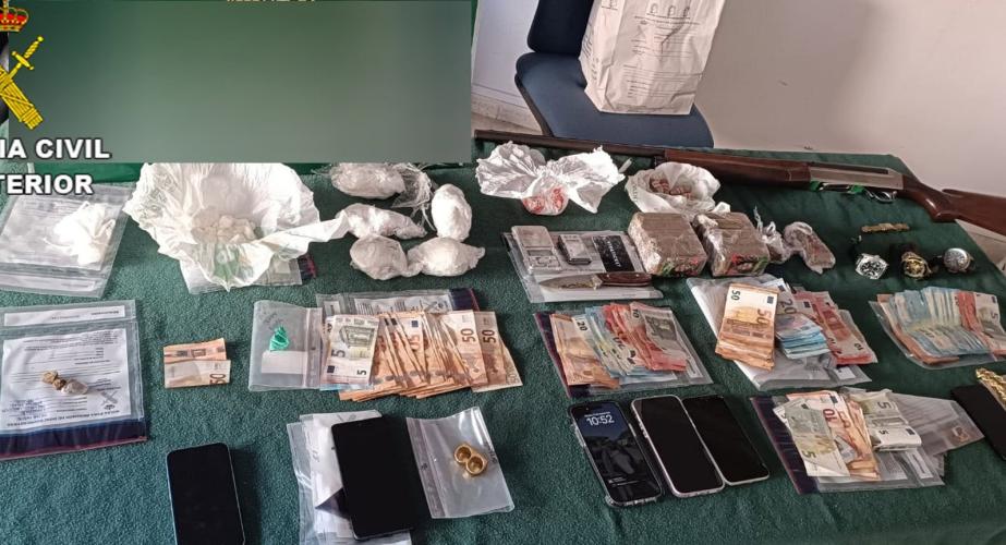 Droga y dinero incautado en un operativo contra el tráfico de droga en Chiclana.