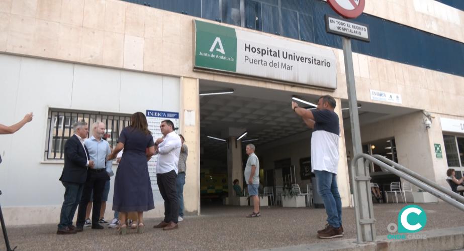 La portavoz adjunta del PSOE en el Parlamento, Ángeles Férriz, a las puertas del centro hospitalario gaditano.