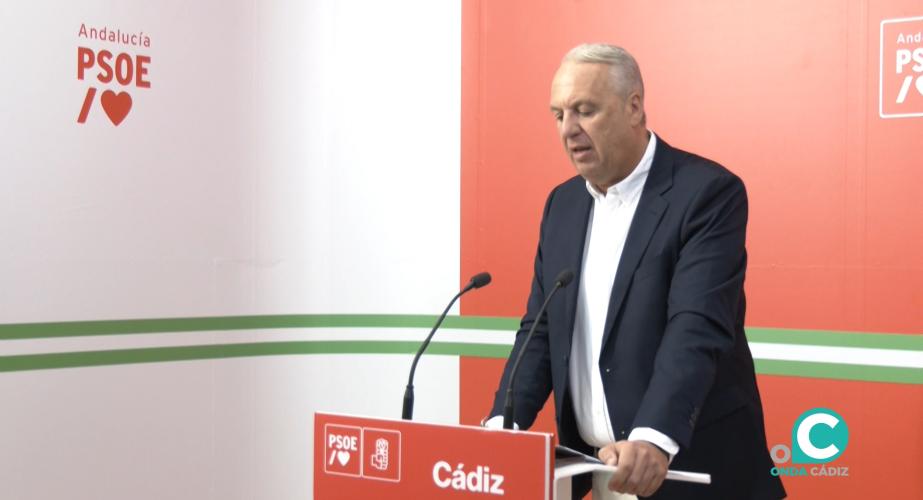 El secretario general del PSOE de Cádiz, Juan Carlos Ruiz Boix, en rueda de prensa.