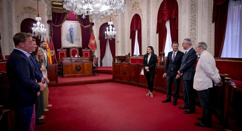 Un momento de la visita junto con el alcalde al Salón de Plenos 