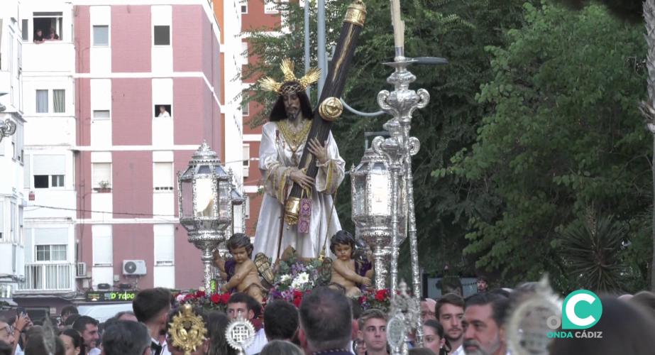 Muchas personas acogieron al Señor de Cádiz a su llegada al plaza Virgen de Loreto