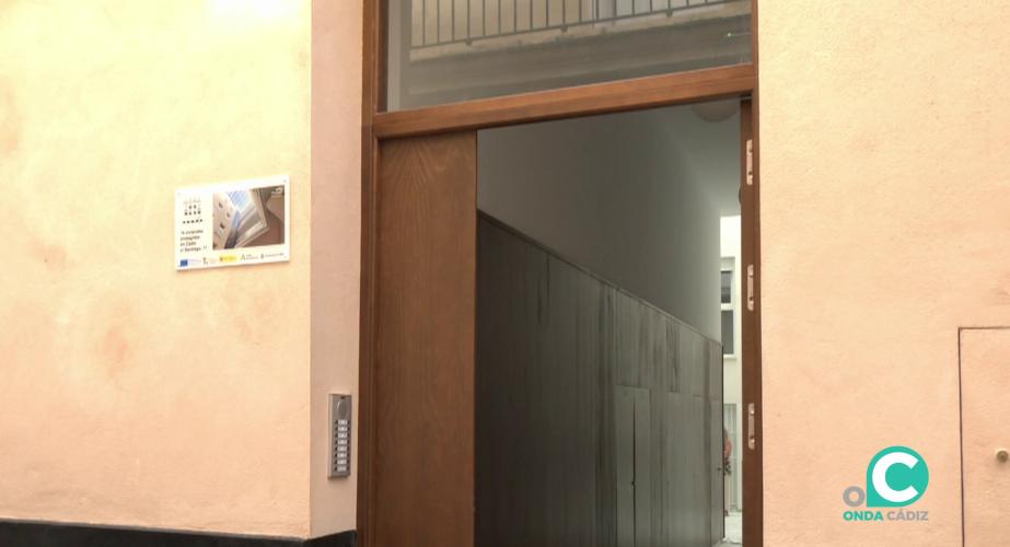 Entrada al inmueble en el centro de la capital gaditana