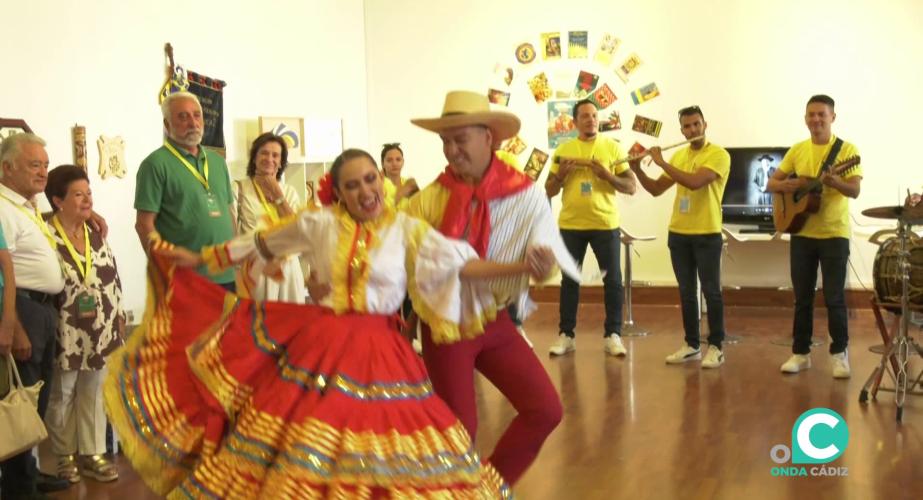 El acto contó con el baile de uno de grupos participantes en la cita