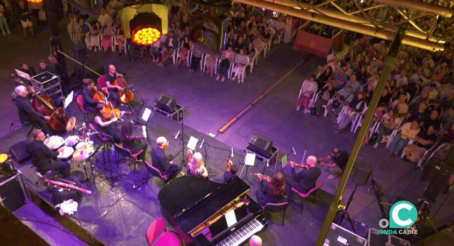 Numeroso público se acercó a disfrutar de la velada en el céntrico espacio de la capital 