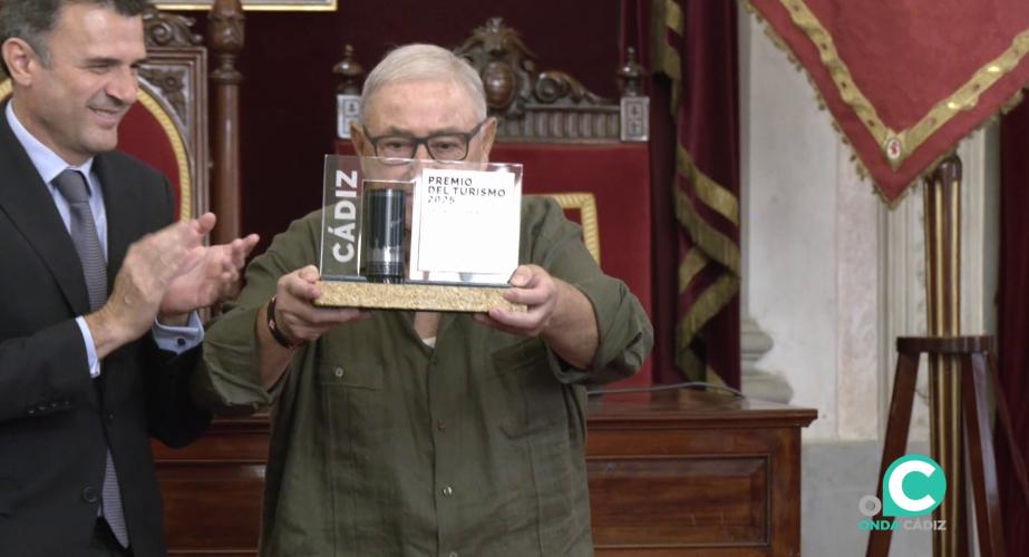 El homenajeado celebra su distinción acompañado del alcalde