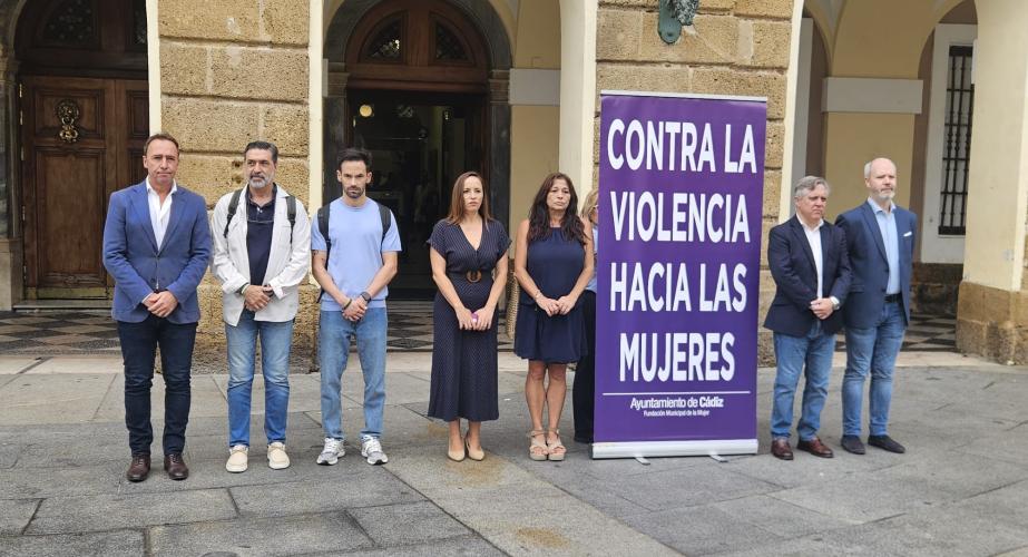 Minuto de silencio frente al Ayuntamiento, este lunes. 