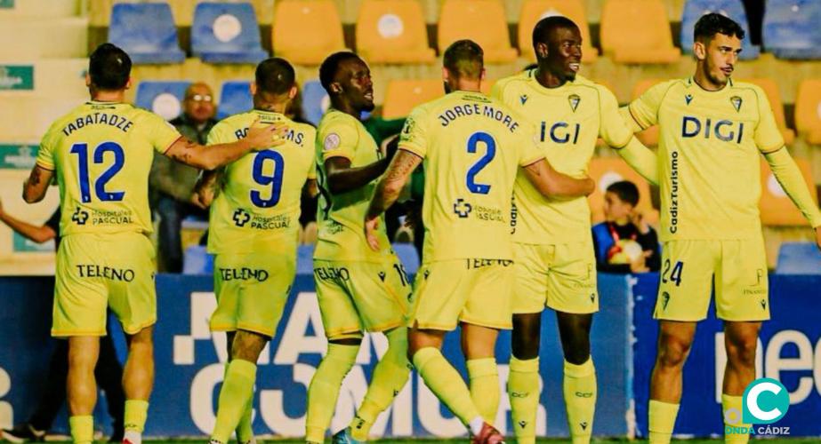 Los jugadores cadistas celebrando el primer tanto (Foto: Cádiz CF)
