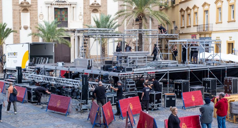 Ya son visibles los preparativos para la cita a partir de las 22.30 horas