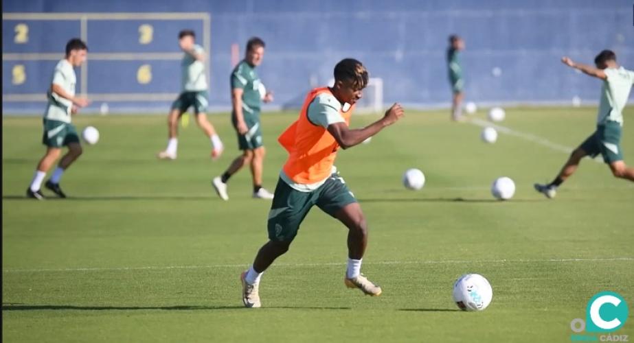 Efe Aghama durante la sesión celebrada este jueves (Foto: Cádiz CF)