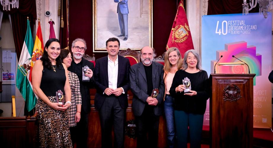 El Salón de Plenos del Ayuntamiento de Cádiz acoge el acto de homenaje del Festival Iberoamericano de Teatro de Cádiz.