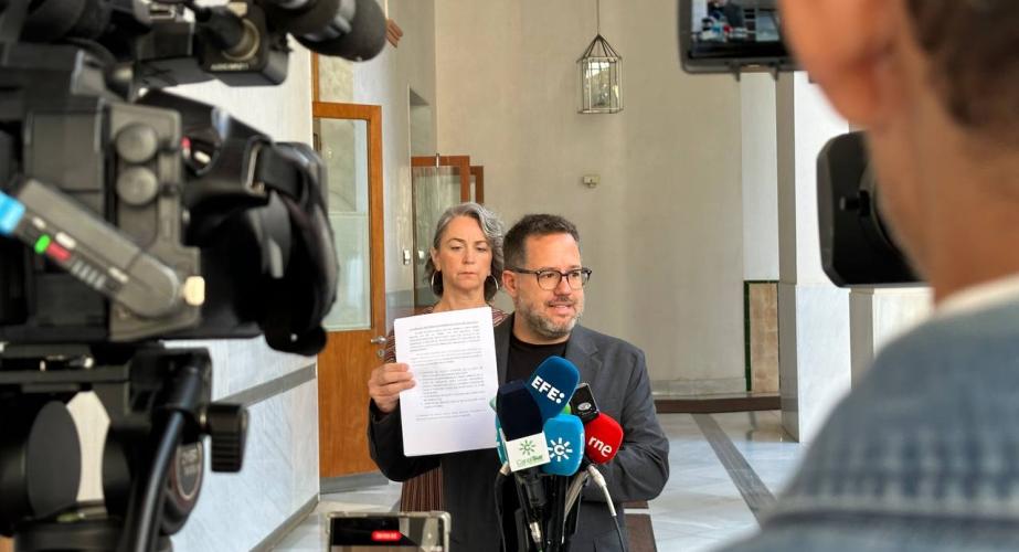 El portavoz parlamentario de la formación muestra el documento del requerimiento presentado ante los medios