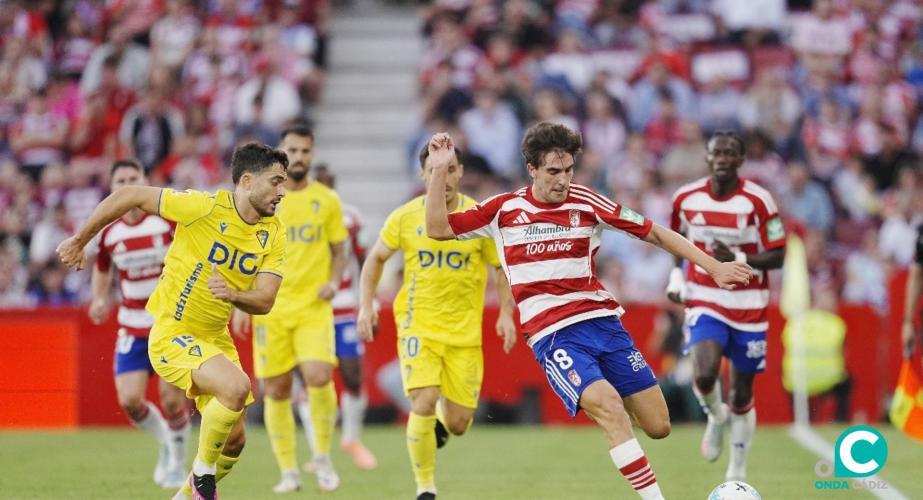 Sergio Ortuño en una disputa con Alemañ (Foto: La Liga)
